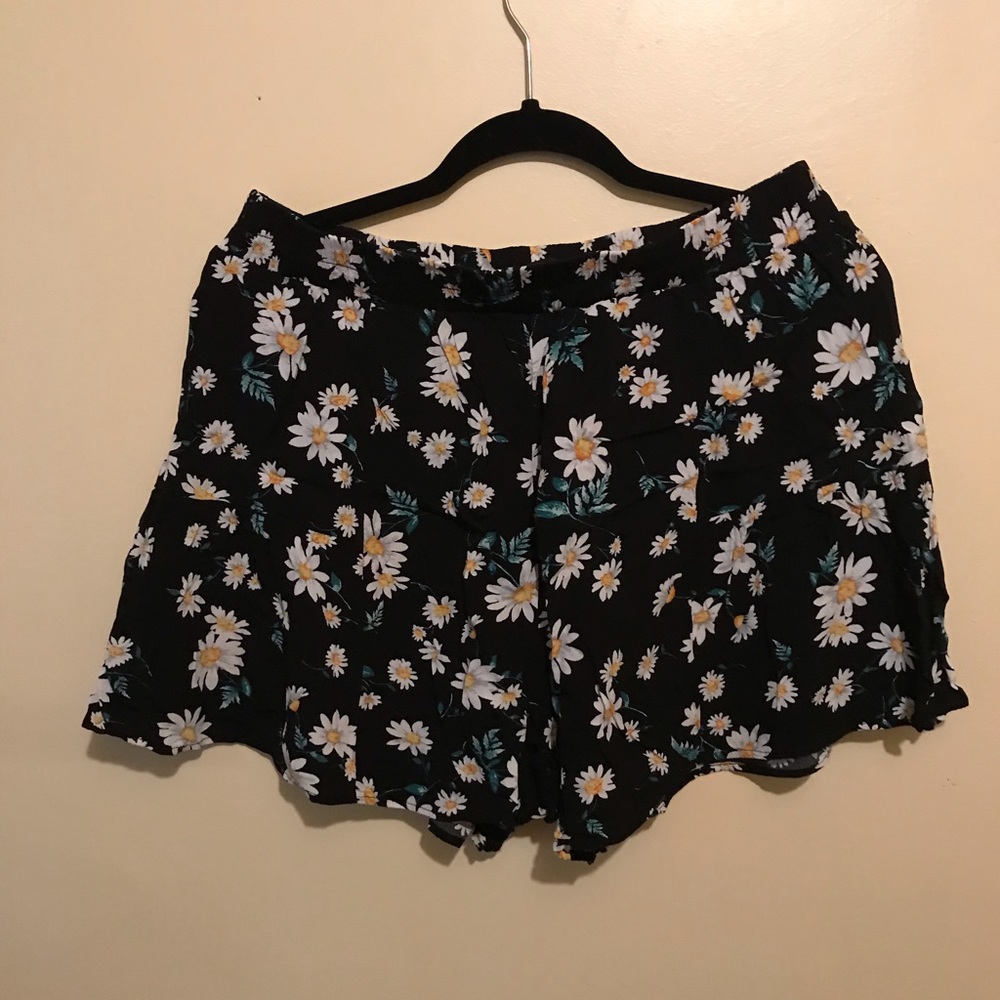 Forever 21 Black Floral Daisy Shorts